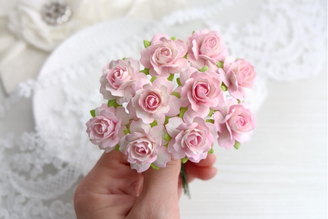 Роза кудрявая ≈ 23мм Цвет Белый+нежно-розовый